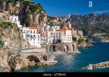 Atrani, Italien entlang der schönen Amalfiküste am Nachmittag. Stockfoto