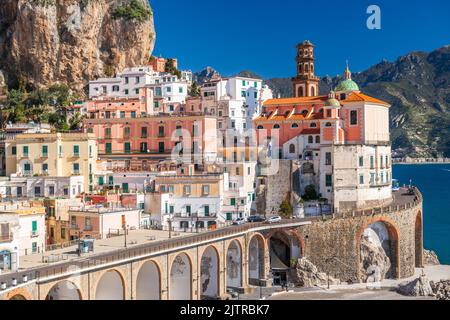 Atrani, Italien entlang der schönen Amalfiküste am Nachmittag. Stockfoto