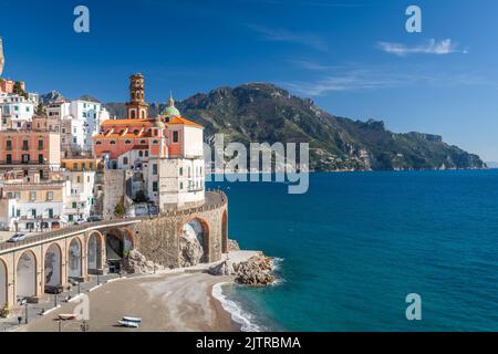 Atrani, Italien entlang der schönen Amalfiküste am Nachmittag. Stockfoto