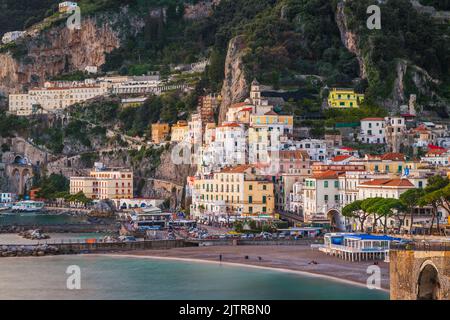 Amalfi, die Skyline der italienischen Küstenstadt am Tyrrhenischen Meer. Stockfoto