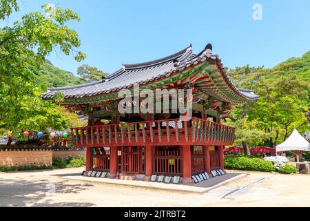 Jangseong-Gun, Jeollanam-do, Republik Korea - 4. Mai 2022 : Eine Landschaft eines traditionellen koreanischen Tempels. Baekyangsa traditioneller Tempel. Stockfoto