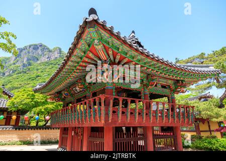 Jangseong-Gun, Jeollanam-do, Republik Korea - 4. Mai 2022 : Eine Landschaft eines traditionellen koreanischen Tempels. Baekyangsa traditioneller Tempel. Stockfoto