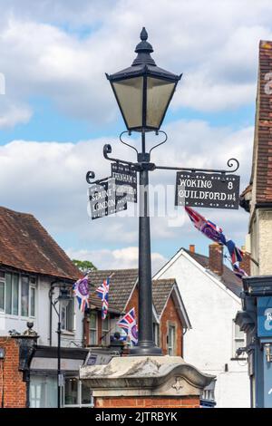 19. Jahrhundert Post-Pferd wechseln Schild Post, High Street, Bagshot, Surrey, England, Vereinigtes Königreich Stockfoto