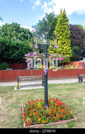 Windlesham Ortsschild, Chertsey Road, Windlesham, Surrey, England, Vereinigtes Königreich Stockfoto