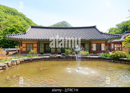 Jangseong-Gun, Jeollanam-do, Republik Korea - 4. Mai 2022 : Eine Landschaft eines traditionellen koreanischen Tempels. Baekyangsa traditioneller Tempel. Stockfoto