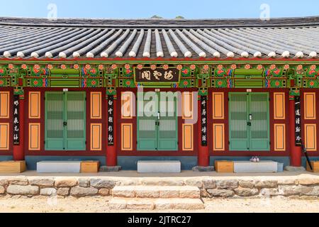 Jangseong-Gun, Jeollanam-do, Republik Korea - 4. Mai 2022 : Eine Landschaft eines traditionellen koreanischen Tempels. Baekyangsa traditioneller Tempel. Stockfoto