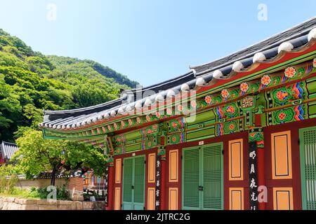 Jangseong-Gun, Jeollanam-do, Republik Korea - 4. Mai 2022 : Eine Landschaft eines traditionellen koreanischen Tempels. Baekyangsa traditioneller Tempel. Stockfoto