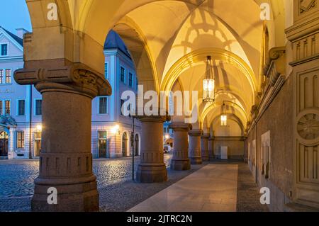 Arkaden des Neuen Rathauses bei Nacht, Untermarkt, Görlitz (Görlitz), Deutschland Stockfoto