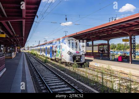 Wingen sur Moder, Frankreich - 08. August 2022 : Haltestelle eines TER, des französischen Regionalzugverkehrs (SNCF) in einem Bahnhof auf der Eisenbahnstrecke Sarrebruck-Straßburg Stockfoto