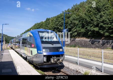 Wingen sur Moder, Frankreich - 08. August 2022 : Haltestelle eines TER, des französischen Regionalzugverkehrs (SNCF) in einem Bahnhof auf der Eisenbahnstrecke Sarrebruck-Straßburg Stockfoto