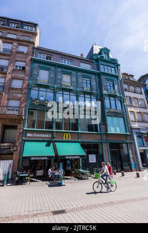 Straßburg, Frankreich - 08. August 2022 : McDonald's Restaurant im Stadtzentrum von Straßburg Stockfoto