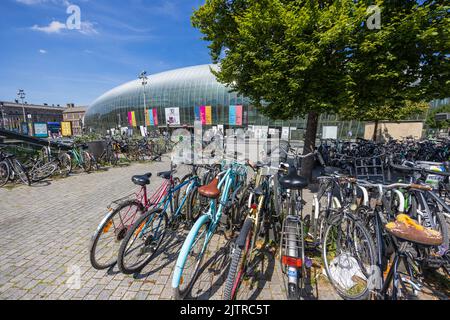 Straßburg, Frankreich - 08. August 2022 : Gare de Strasbourg, der Hauptbahnhof der Stadt Straßburg. Fahrradparkplatz vor dem Bahnhof Stockfoto