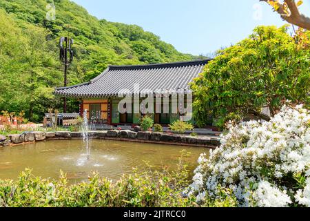 Jangseong-Gun, Jeollanam-do, Republik Korea - 4. Mai 2022 : Eine Landschaft eines traditionellen koreanischen Tempels. Baekyangsa traditioneller Tempel. Stockfoto