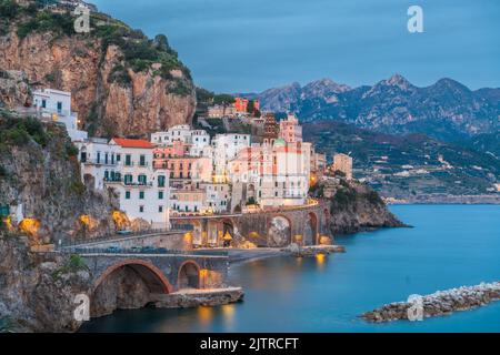 Atrani, Italien am Abend entlang der schönen Amalfiküste. Stockfoto