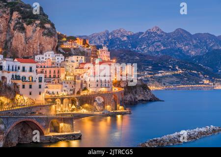 Atrani, Italien am Abend entlang der schönen Amalfiküste. Stockfoto