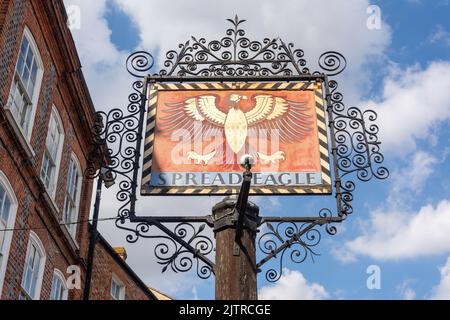 16. Jahrhundert "The Spread Eagle Hotel" unterzeichnen, Cornmarket, Thame, Oxfordshire, England, Vereinigtes Königreich Stockfoto