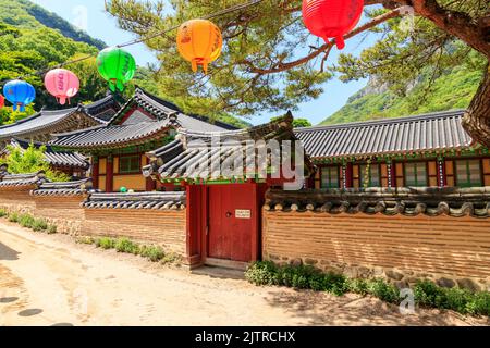 Jangseong-Gun, Jeollanam-do, Republik Korea - 4. Mai 2022 : Eine Landschaft eines traditionellen koreanischen Tempels. Baekyangsa traditioneller Tempel. Stockfoto