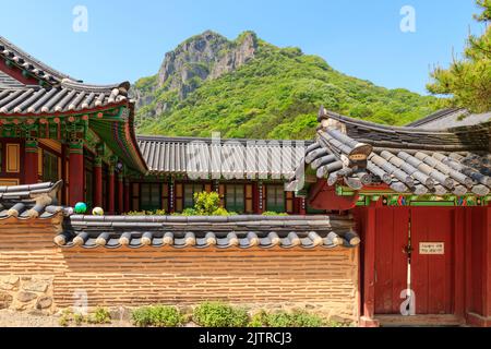 Jangseong-Gun, Jeollanam-do, Republik Korea - 4. Mai 2022 : Eine Landschaft eines traditionellen koreanischen Tempels. Baekyangsa traditioneller Tempel. Stockfoto