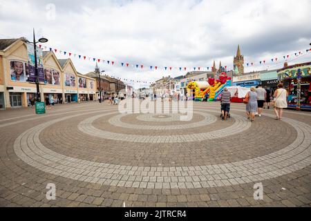 Truro, Großbritannien,1.. September 2022,die Geschäfte in Truro waren voll, da die Eltern vor dem neuen Schuljahr, das nächste Woche beginnt, nach Schuluniform suchten. Das Wetter war bewölkt und bewölkt in Truro, Cornwall. Die Prognose ist für 19C mit Lichtwolke.Quelle: Keith Larby/Alamy Live News Stockfoto