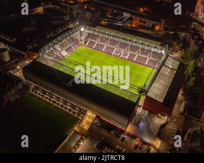 Eine Luftaufnahme mit Tynecastle Park, Edinburgh, Heimstadion des Midlothian Football Club in der Nacht nach einem Spiel. Stockfoto