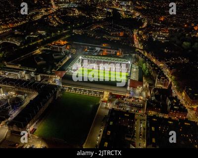 Eine Luftaufnahme mit Tynecastle Park, Edinburgh, Heimstadion des Midlothian Football Club in der Nacht nach einem Spiel. Stockfoto