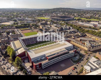 Ein Luftbild mit Tynecastle Park, Edinburgh, Heimstadion des Midlothian Football Club mit Murrayfield Stadium im Hintergrund. Stockfoto