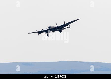 Bournemouth, Dorset, Großbritannien. 1.. September 2022. Der RAF Battle of Britain Memorial Flight Lancaster Bomber, der am ersten Tag des Bournemouth Air Festivals in Bournemouth in Dorset eine Ausstellung zeigt. Bildnachweis: Graham Hunt/Alamy Live News Stockfoto