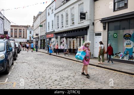 Truro, Großbritannien,1.. September 2022,die Geschäfte in Truro waren voll, da die Eltern vor dem neuen Schuljahr, das nächste Woche beginnt, nach Schuluniform suchten. Das Wetter war bewölkt und bewölkt in Truro, Cornwall. Die Prognose ist für 19C mit Lichtwolke.Quelle: Keith Larby/Alamy Live News Stockfoto