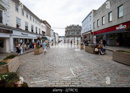 Truro, Großbritannien,1.. September 2022,die Geschäfte in Truro waren voll, da die Eltern vor dem neuen Schuljahr, das nächste Woche beginnt, nach Schuluniform suchten. Das Wetter war bewölkt und bewölkt in Truro, Cornwall. Die Prognose ist für 19C mit Lichtwolke.Quelle: Keith Larby/Alamy Live News Stockfoto