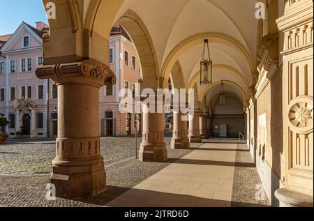 Arkade des neuen Rathausgebäudes und des Hotels Börse, Untermarkt, Görlitz (Görlitz), Deutschland Stockfoto