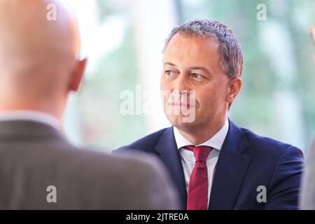 Der Vorsitzende von Open VLD, Egbert Lachaert, besucht am Donnerstag, dem 01. September 2022, den Cockerill-Standort in Seraing. Die Präsidenten der beiden liberalen Parteien besuchen das Unternehmen, um sich über die Zukunft der Industrie, Innovation und der globalen Erwärmung oder des Klimawandels zu unterhalten. BELGA FOTO BRUNO FAHY Stockfoto