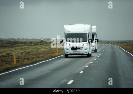 Island, Sudurland - 8.. August 2022 - Weißes Wohnmobil, Wohnmobil Fahren auf der Straße - Vorderansicht Stockfoto