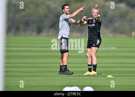 Tubize, Belgien, 01. September 2022. Die belgische Trainerin Cedric Lehance und die belgische Helena Dhont, die am Donnerstag, dem 01. September 2022, in Tubize bei einem Training der belgischen Nationalmannschaft der Frauen, den Roten Flammen, abgebildet wurde. Am Freitag spielt das Team Norwegen in der Qualifikation für die Weltmeisterschaft. BELGA FOTO DAVID CATRY Stockfoto