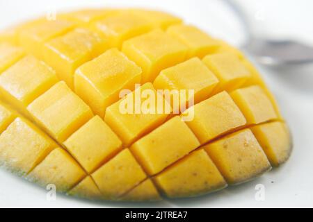 Mango Cube Scheiben isoliert auf dem weißen Hintergrund Stockfoto