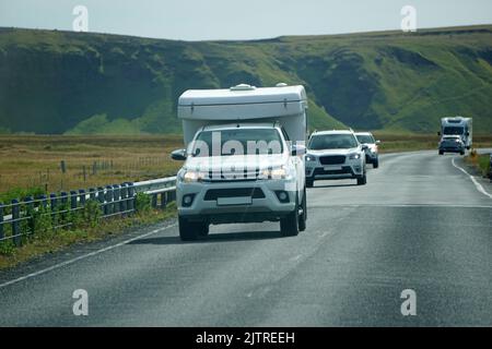 Island, Sudurland - 8.. August 2022 - Camper Truck fährt auf einer Straße. Stockfoto