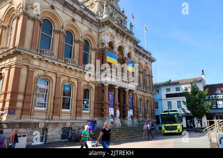 Ipswich, Suffolk, Großbritannien - 1. September 2022: Heller, sonniger Morgen im Stadtzentrum. Das Rathaus mit der Ukraine-Flagge, Cornhill. Stockfoto