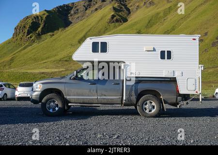 Island, Sudurland - 8.. August 2022 - Wohnmobil auf Zwischenstopp, Parkplatz. Stockfoto