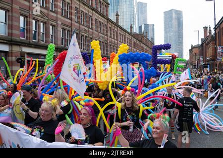 Manchester Pride Parade. Haus stolzer lgbt-Sozialwohnungsgruppe. Themenmarsch für den Frieden. Stockfoto