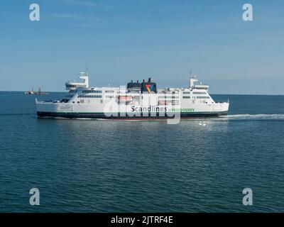 Rodbyhavn, Dänemark, Agust 21, 2021: Nahaufnahme des Scandlines Hybrid-Fährschiffs auf der Seestreute Rodby - Puttgarden, zwischen Dänemark und Deutschland. Stockfoto