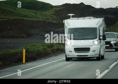 Island, Sudurland - 8.. August 2022 - Weißes Wohnmobil, Wohnmobil Fahren auf der Straße - Vorderansicht Stockfoto