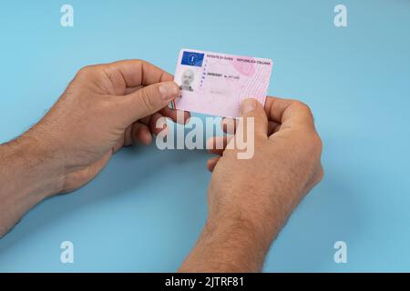 Ein Mann mit einem italienischen Führerschein in den Händen Stockfoto