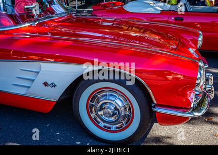 Fernandina Beach, FL - 18. Oktober 2014: Vorderradkotflügel-Detailansicht eines Chevrolet Corvette Cabriolets aus dem Jahr 1959 auf einer Oldtimer-Show in der Innenstadt. Stockfoto