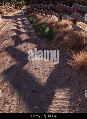 Ein alter Zaun erzeugt interessante Schattenmuster, Capitol Reef National Park, Wayne County, Utah Stockfoto