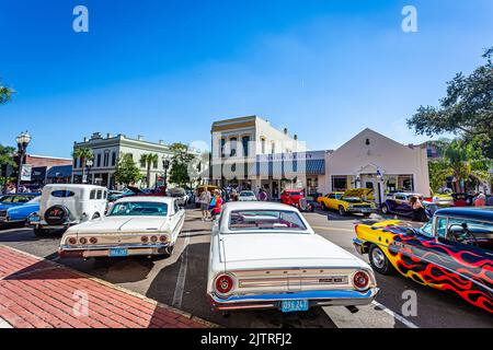 Fernandina Beach, FL - 18. Oktober 2014: Weitwinkel-Ansicht einer Oldtimer-Show in der Innenstadt von Fernandina Beach. Stockfoto