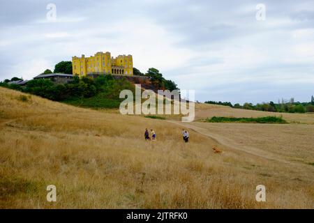 Stokes Park, Bristol, Großbritannien. 1. September 2022. Die Umweltbehörde erklärt, dass sich die Region Wessex derzeit in einer Dürre befindet. Das Gebiet, das Bristol, Somerset, Dorset, South Glos und Teile von Wiltshire umfasst, hat in den letzten Monaten wenig Regen erhalten. Abgebildet ist der Stoke Park auf dem Weg nach Bristol. Das Gras ist ausgetrockelt und das Ufer unter dem Dower House erlitt die Auswirkungen eines Feuers. Kredit: JMF Nachrichten/Alamy Live Nachrichten Stockfoto
