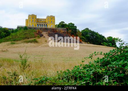 Stokes Park, Bristol, Großbritannien. 1. September 2022. Die Umweltbehörde erklärt, dass sich die Region Wessex derzeit in einer Dürre befindet. Das Gebiet, das Bristol, Somerset, Dorset, South Glos und Teile von Wiltshire umfasst, hat in den letzten Monaten wenig Regen erhalten. Abgebildet ist der Stoke Park auf dem Weg nach Bristol. Das Gras ist ausgetrockelt und das Ufer unter dem Dower House erlitt die Auswirkungen eines Feuers. Kredit: JMF Nachrichten/Alamy Live Nachrichten Stockfoto