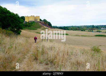 Stokes Park, Bristol, Großbritannien. 1. September 2022. Die Umweltbehörde erklärt, dass sich die Region Wessex derzeit in einer Dürre befindet. Das Gebiet, das Bristol, Somerset, Dorset, South Glos und Teile von Wiltshire umfasst, hat in den letzten Monaten wenig Regen erhalten. Abgebildet ist der Stoke Park auf dem Weg nach Bristol. Das Gras ist ausgetrockelt und das Ufer unter dem Dower House erlitt die Auswirkungen eines Feuers. Kredit: JMF Nachrichten/Alamy Live Nachrichten Stockfoto