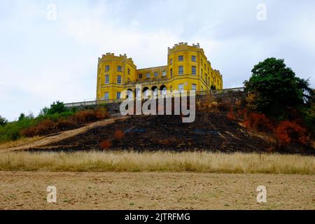 Stokes Park, Bristol, Großbritannien. 1. September 2022. Die Umweltbehörde erklärt, dass sich die Region Wessex derzeit in einer Dürre befindet. Das Gebiet, das Bristol, Somerset, Dorset, South Glos und Teile von Wiltshire umfasst, hat in den letzten Monaten wenig Regen erhalten. Abgebildet ist der Stoke Park auf dem Weg nach Bristol. Das Gras ist ausgetrockelt und das Ufer unter dem Dower House erlitt die Auswirkungen eines Feuers. Kredit: JMF Nachrichten/Alamy Live Nachrichten Stockfoto