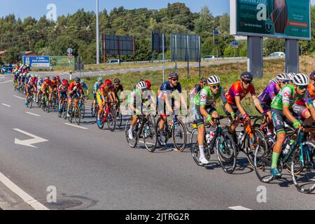 Braga, Portugal : 12. August 2022, - Radfahrer, die an der Etappe Santo Tirso teilnehmen - Braga in Volta a Portugal Rennen, Braga, Portugal Stockfoto