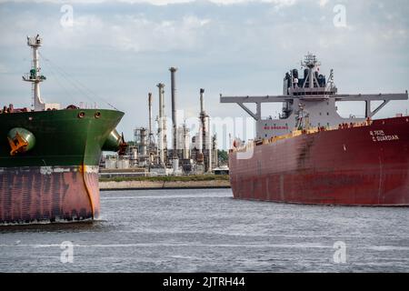 Petroleumhaven, Shell Terminal Europoort, Rohöltankfarm, Großtanks und Ladeterminals für Übersee- und Binnenschiffe, Europoort Bulk-Tanker Stockfoto